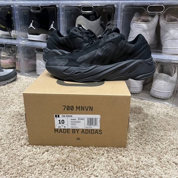 Yeezy MNVM triple black - Picture 3 of 3